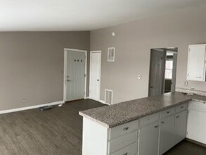 319 W 34th St in Sioux Falls, SD - Building Photo - Interior Photo