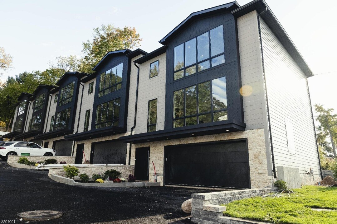 401 Grand Ave in Leonia, NJ - Building Photo