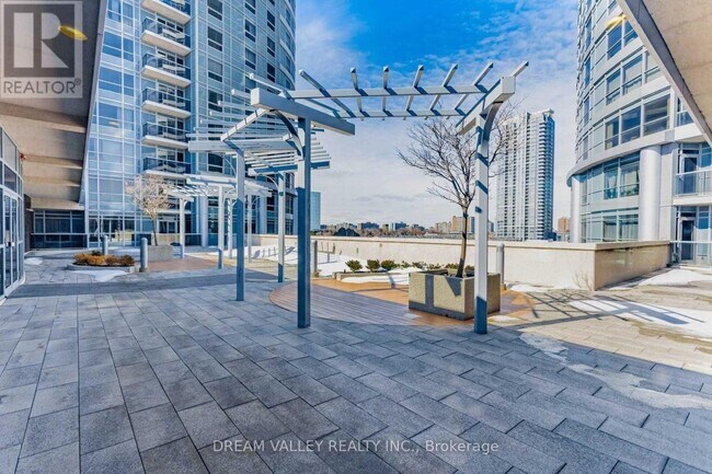 125 Village Green Square in Toronto, ON - Building Photo - Building Photo