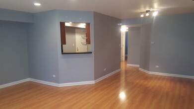 684 Quincy Bridge Ln, Unit 102 in Glenview, IL - Building Photo - Building Photo