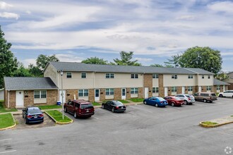 Naveen Pine Townhomes in Evansville, IN - Foto de edificio - Building Photo