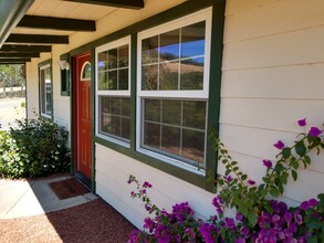 12195 Henno Rd in Glen Ellen, CA - Foto de edificio - Building Photo