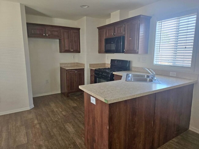 342 Petrol Rd in Bakersfield, CA - Foto de edificio - Building Photo