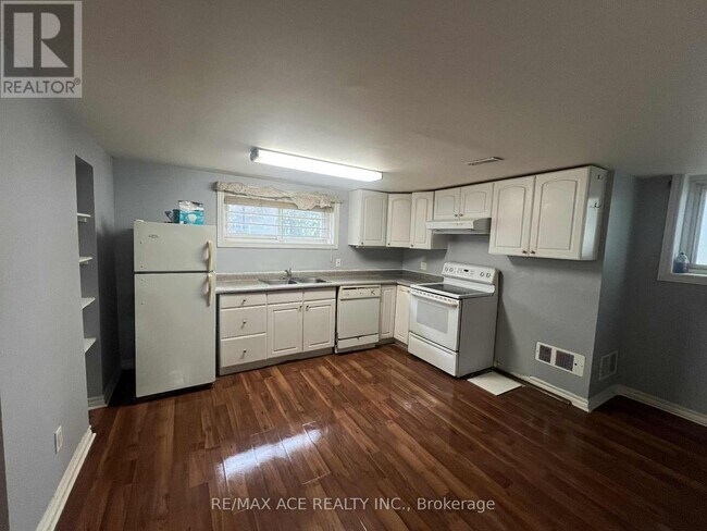 3689 St Clair Ave E in Toronto, ON - Building Photo - Building Photo