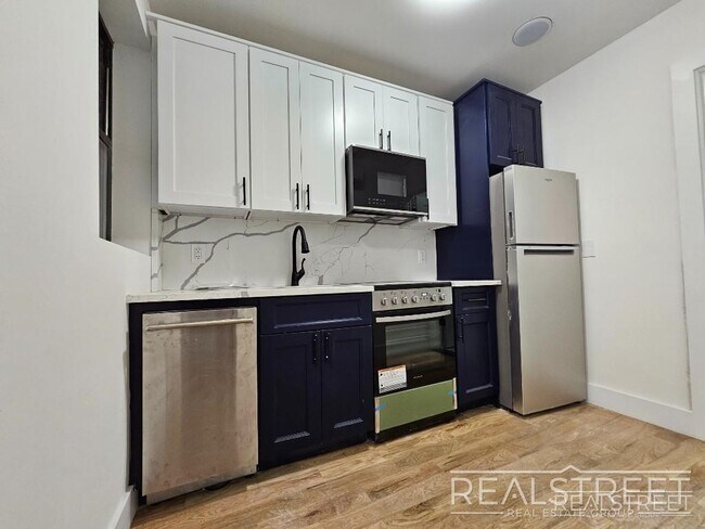 431 DeKalb Ave, Unit 3B in Brooklyn, NY - Building Photo - Building Photo