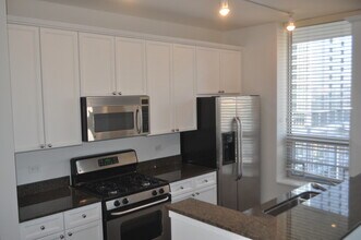 330 W Grand Ave in Chicago, IL - Foto de edificio - Building Photo