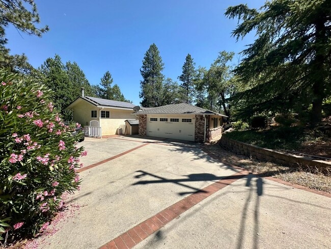 12039 Alta Sierra Dr in Grass Valley, CA - Building Photo - Building Photo