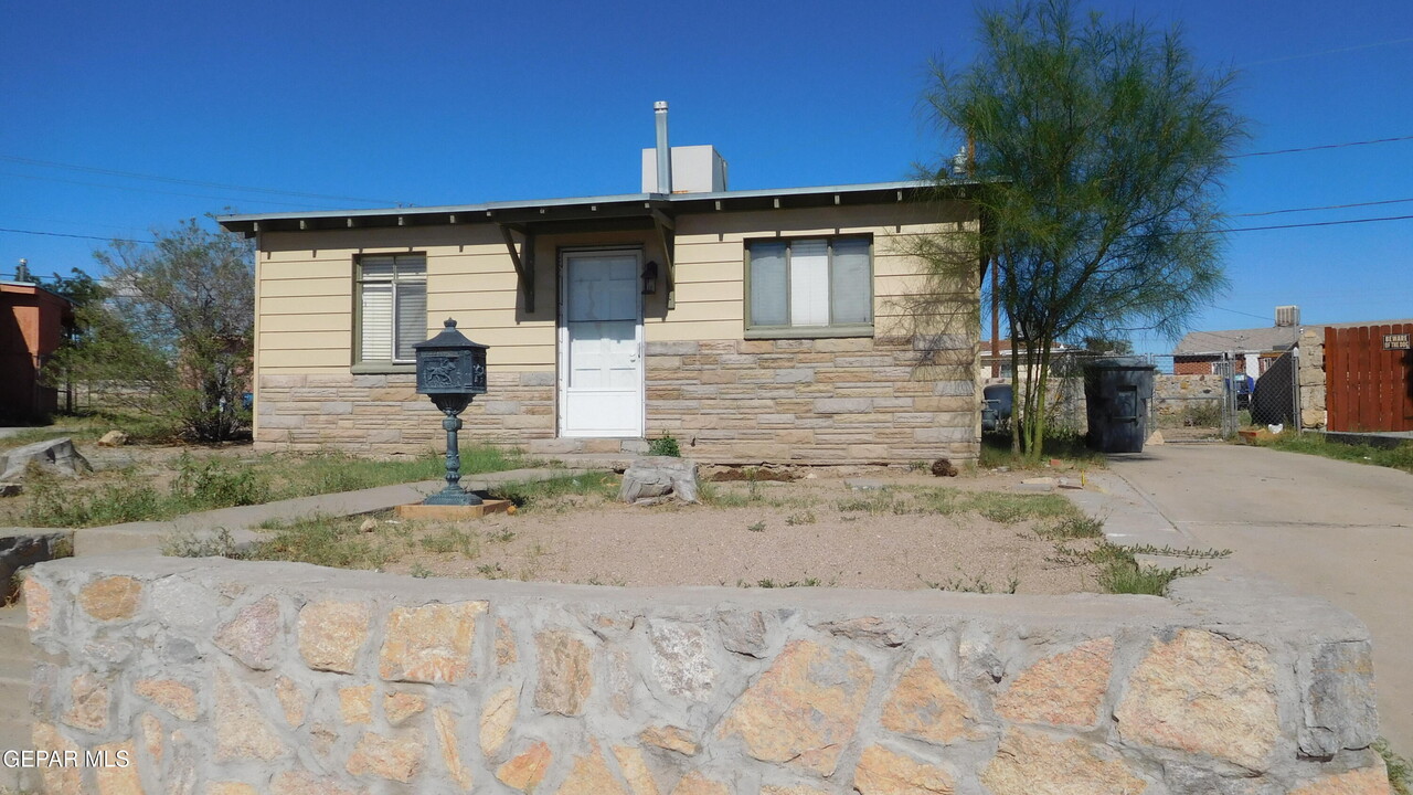 557 Bataan Cir in El Paso, TX - Foto de edificio