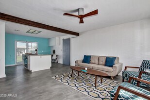 7034 E Wilshire Dr in Scottsdale, AZ - Building Photo