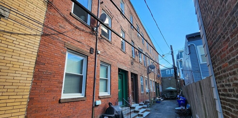 3 Wilbur Ct, Unit 2 in Boston, MA - Building Photo