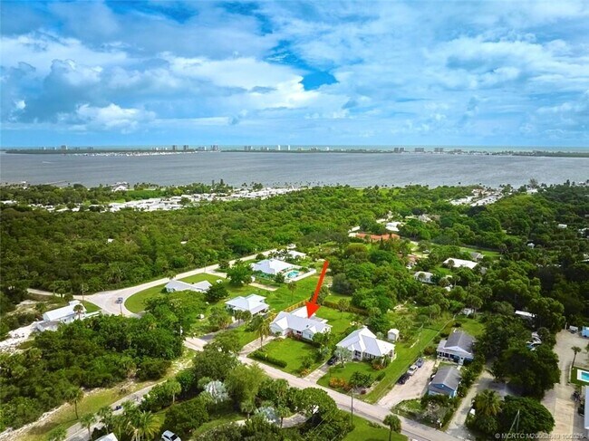 4811 NE Savannah Rd in Jensen Beach, FL - Foto de edificio - Building Photo