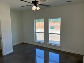 2214 J E Woody Rd in Springtown, TX - Foto de edificio - Building Photo