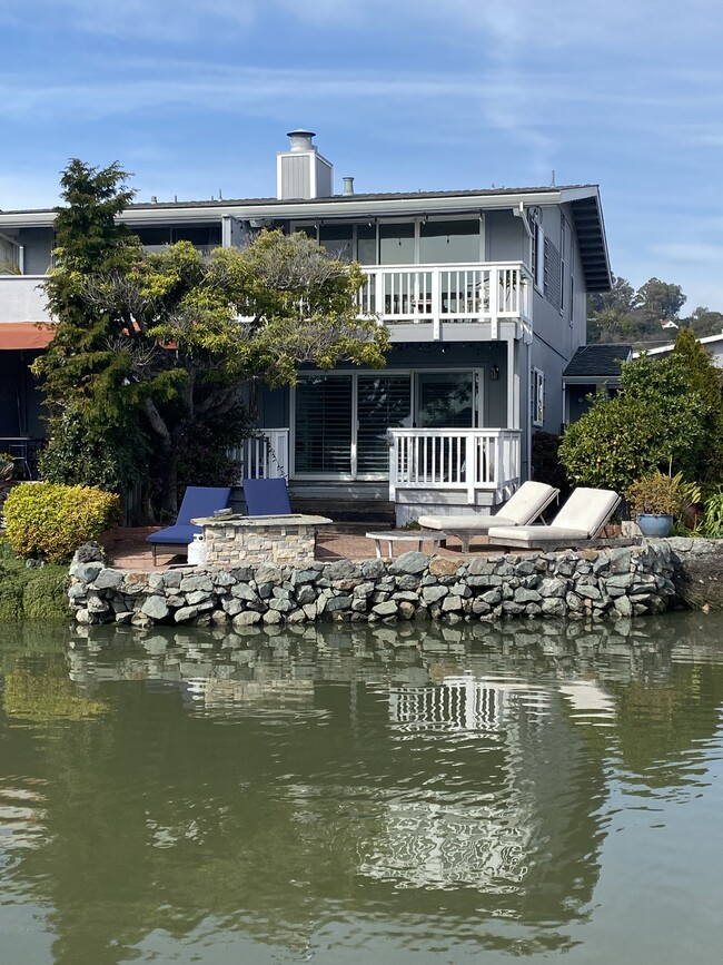 property at 39 Royal Ct