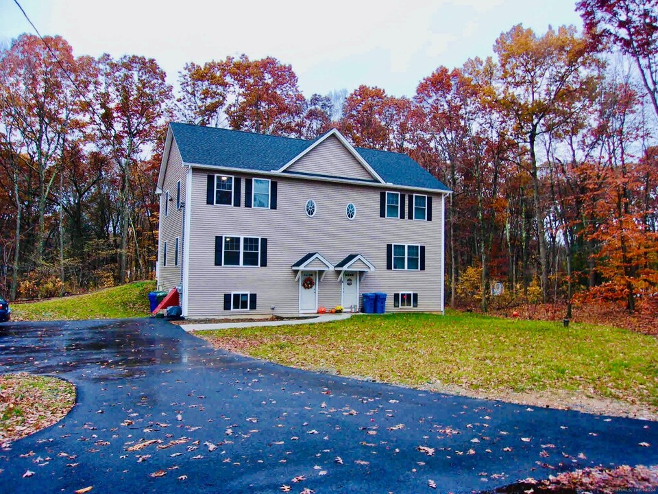 9 Staeth Rd in East Hampton, CT - Building Photo