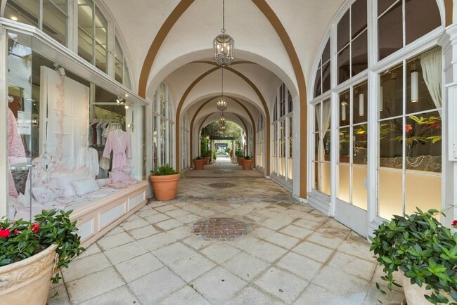 250 Worth Ave in Palm Beach, FL - Building Photo - Building Photo