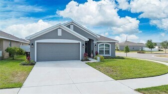 260 Citrus Pointe Dr in Haines City, FL - Building Photo