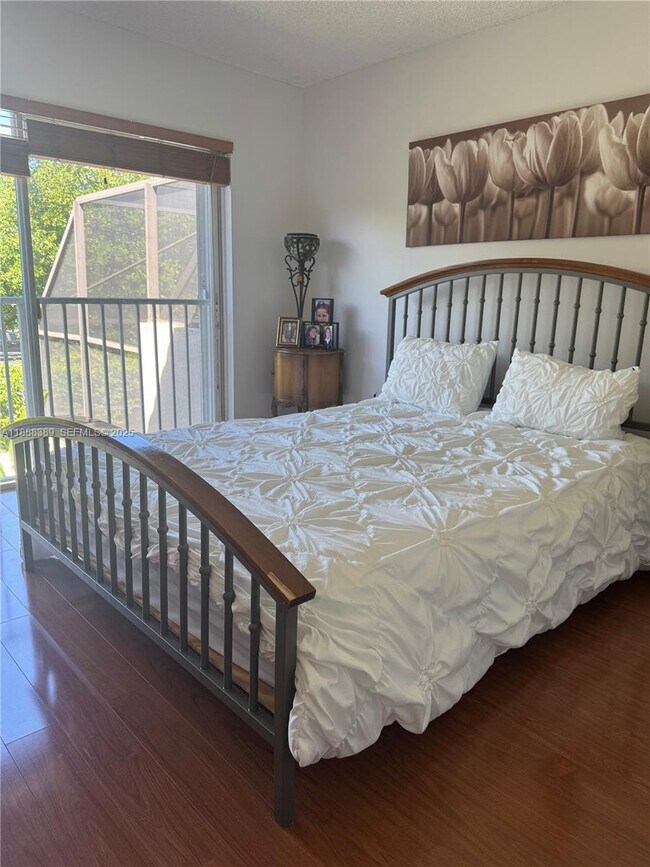 10233 NW 52nd Ln in Doral, FL - Building Photo - Building Photo