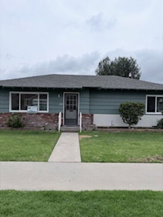 228 E Puente St in Covina, CA - Building Photo