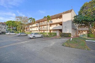 8301 Sands Point Blvd in Tamarac, FL - Building Photo