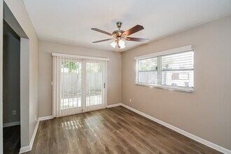 5942 Jaguar Dr W in Jacksonville, FL - Foto de edificio - Building Photo