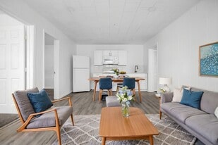 713 W Sam Rayburn Dr in Bonham, TX - Building Photo