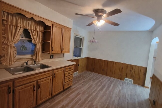 805 E Boston Ave in Youngstown, OH - Foto de edificio - Building Photo