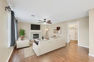 13233 Briar Hollow Dr in Austin, TX - Building Photo