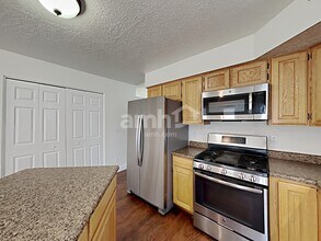 2785 W 5350 S in Roy, UT - Foto de edificio - Building Photo