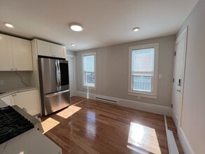 3 Mossland St, Unit 3 in Somerville, MA - Building Photo - Building Photo