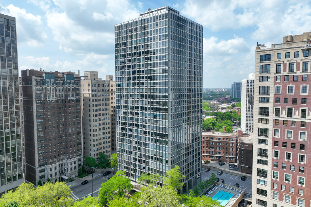 2400 N Lakeview Ave in Chicago, IL - Building Photo