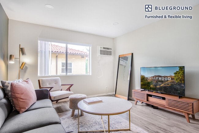 2039 N Las Palmas Ave in Los Angeles, CA - Building Photo - Building Photo