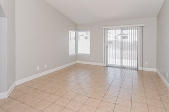 5004 Crystal Breeze Ln, Unit 5 in North Las Vegas, NV - Building Photo - Building Photo