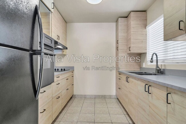 425 Bonair St