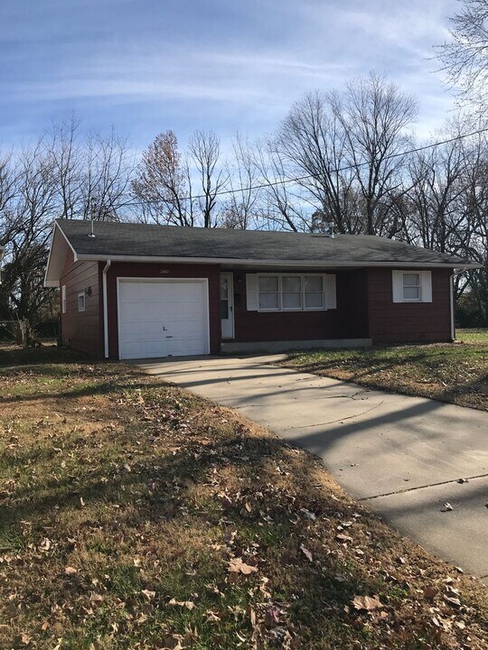 2060 S Wedgewood Ave in Springfield, MO - Building Photo