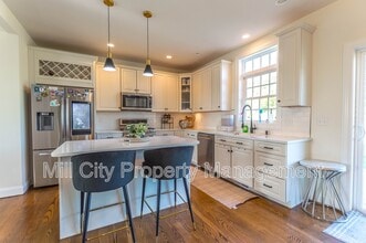 8 Colleen Cir in Hooksett, NH - Building Photo - Building Photo