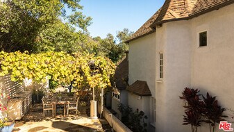 2829 Beachwood Dr in Los Angeles, CA - Building Photo