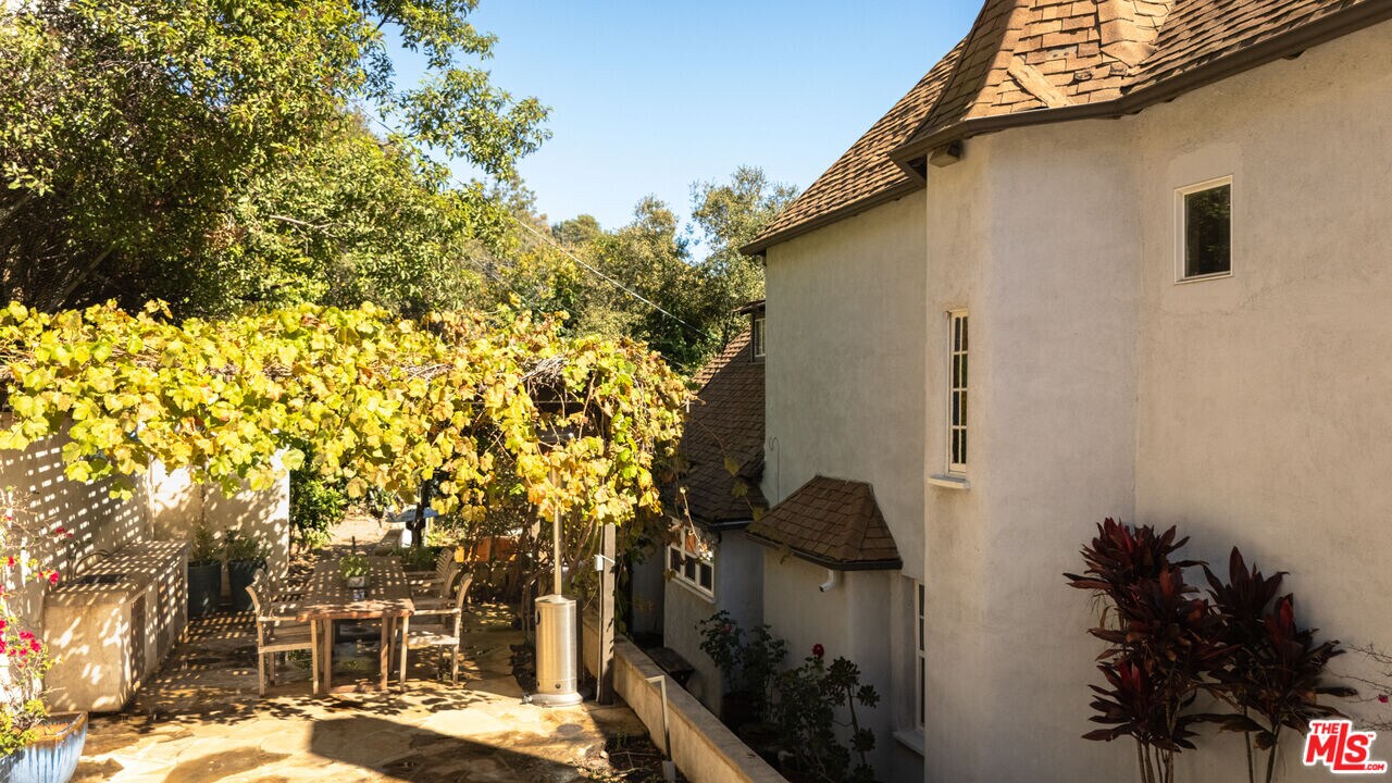 2829 Beachwood Dr in Los Angeles, CA - Building Photo