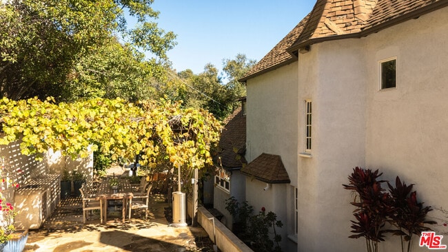 property at 2829 Beachwood Dr