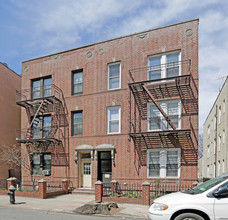 24-60 27th St in Astoria, NY - Foto de edificio - Building Photo