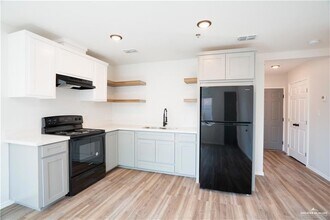 802 Redwood Ave, Unit 2 in McAllen, TX - Building Photo - Building Photo