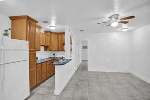 1860 Venice Park Dr in North Miami, FL - Building Photo