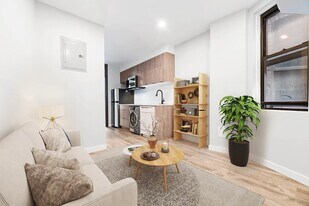 437 W 46th St in New York, NY - Building Photo