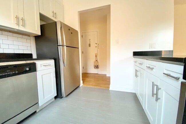 105 Pinehurst Ave in New York, NY - Building Photo - Building Photo