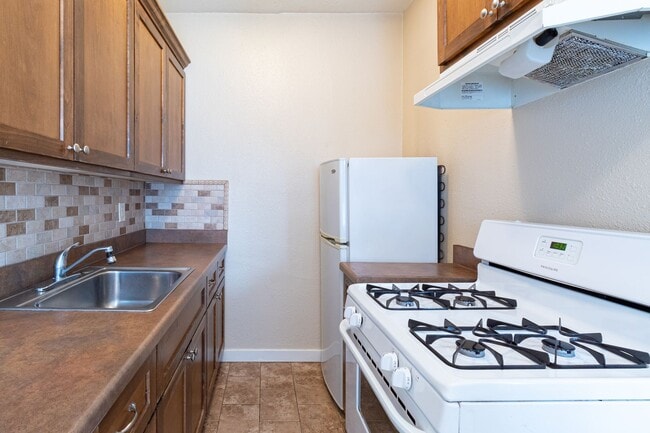 1324 N Peterson Ave in Long Beach, CA - Building Photo - Building Photo