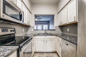 9801 Royal Ln in Dallas, TX - Foto de edificio - Building Photo