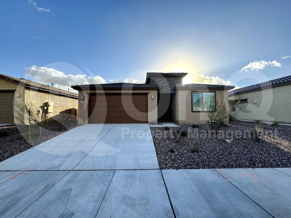 6698 E Caminito La Piscina in Tucson, AZ - Building Photo