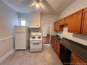 14 Relay Pl in Stamford, CT - Building Photo - Building Photo