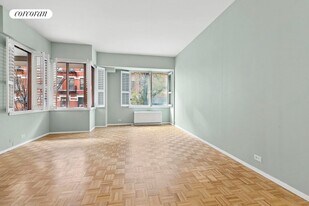 393 W 49th St in New York, NY - Building Photo