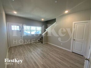 330 Niki Dr in Lewisville, TX - Foto de edificio - Building Photo