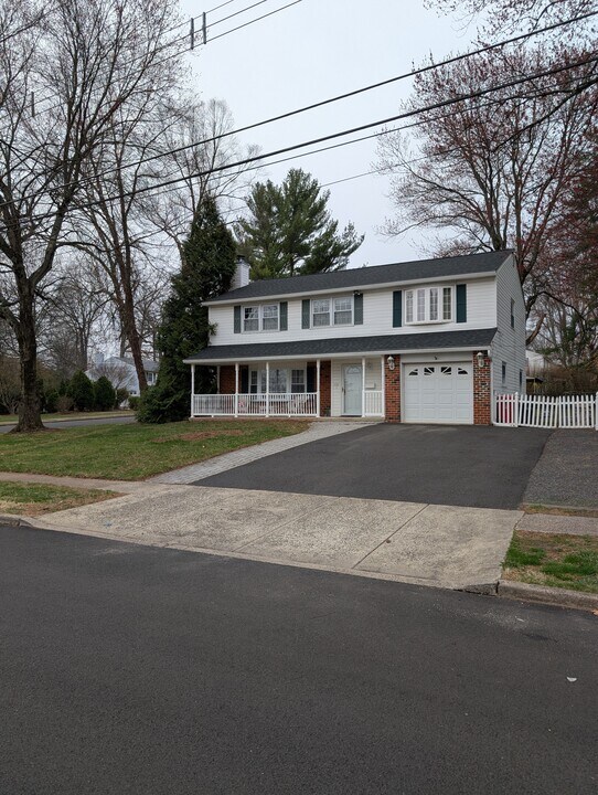 1484 Nevarc Rd in Warminster, PA - Foto de edificio